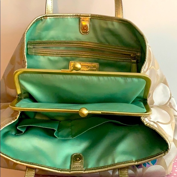 ❣️Coach set -3 piece❣️handbag + wristlet+ scarf - Picture 2 of 11